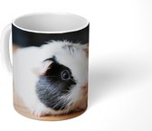 Mok - Close-up van een gevlekte baby cavia - 350 ML - Beker