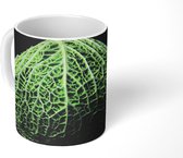 Mok - Een kool op een zwarte achtergrond - 350 ML - Beker