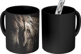 Magische Mok - Foto op Warmte Mokken - Koffiemok - Portret van een olifant op een donkere achttergrond - Magic Mok - Beker - 350 ML - Theemok