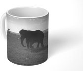 Mok - Koffiemok - Silhouet van een olifant in de Serengeti in zwart-wit - Mokken - 350 ML - Beker - Koffiemokken - Theemok