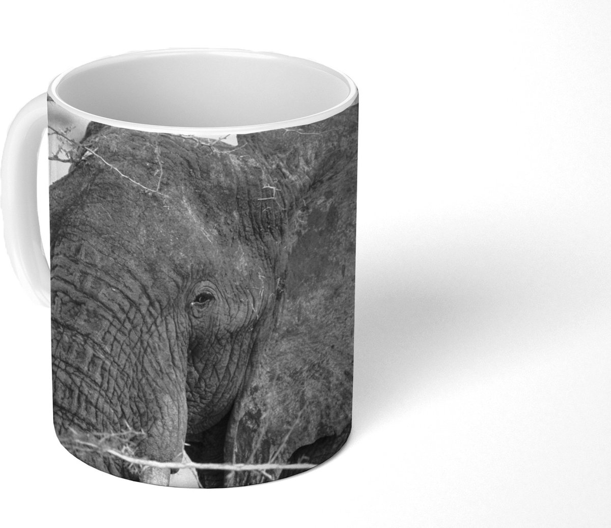 Mok - Koffiemok - Close-up van een Afrikaanse olifant in zwart-wit - Mokken - 350 ML - Beker - Koffiemokken - Theemok