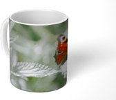 Mok - Dagpauwoog vlinder met brandnetels - 350 ML - Beker