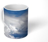 Mok - Grote witte wolken bij een donkerblauwe hemel - 350 ML - Beker