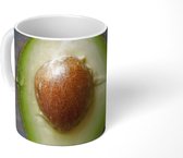 Mok - Close up van avocado donkere houten tafel - 350 ML - Beker