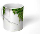 Mok - Klimplant op een witte muur - 350 ML - Beker