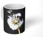 Mok - Een stuifbloem op een zwarte achtergrond - 350 ML - Beker