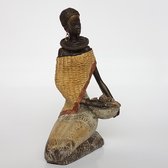 Afrikaanse vrouw zittend met een schaal mais - Bruin / zwart / beige - 14 x 11 x 24 cm hoog