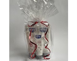 Cadeaupakket ingepakt folie - giftset - gift - cadeau - pakket - present - kerstpakket - kerstcadeau - kerst - christmas - feest - verjaardag - birthday - douchegel - bodylotion - handcreme - callance - elina med