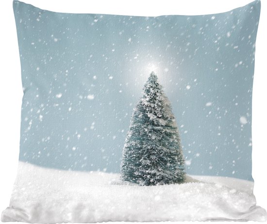Sierkussen - Een Kerstboom In Een Besneeuwd Landschap En Een Blauwe Hemel