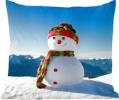 Sierkussen - Een Kerstpop In Het Besneeuwde Landschap Tijdens De Winter