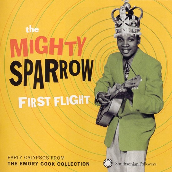 The Mighty Sparrow, met kroon en groene jas, speelt gitaar op een gele achtergrond met cirkels.