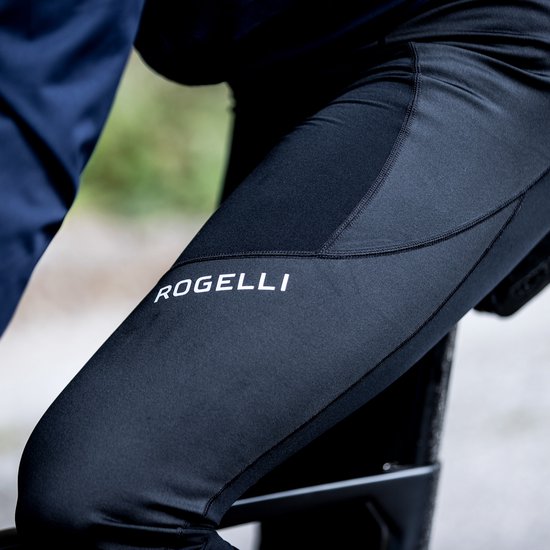 Detail van de zwarte wielerbroek met het "ROGELLI" logo op het bovenbeen.
