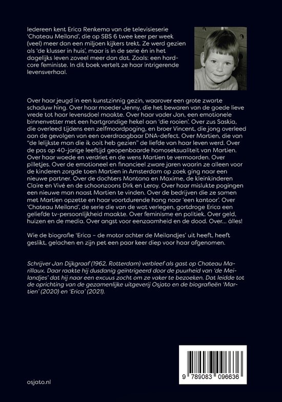Jonge vrouw met donker haar, blosjes en een witte gestreepte muts.