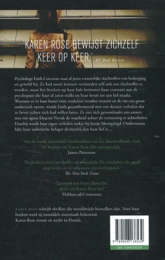 Boekcover van 'Karen Rose Bewijst Zichzelf Keer Op Keer' met op de achtergrond een vrouw op een trap, met tekst van recensies.