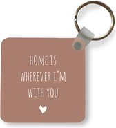 Sleutelhanger - Uitdeelcadeautjes - Engelse quote Home is wherever i'm with you met een hartje tegen een bruine achtergrond - Plastic