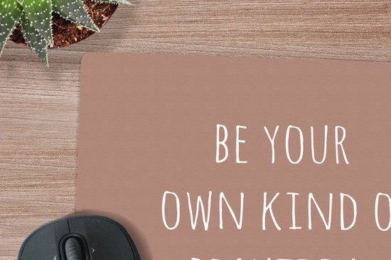 Muismat 20x20 cm - Mousepad Engelse quote "Be your own kind of beautiful" met een hartje tegen een bruine achtergrond - Muismatten