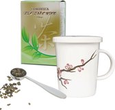cadeau set voor vrouw, vriendin of oma bestaande uit 250 gram losse groene thee theebeker Sakura 300 ml plus stalen maatlepel.