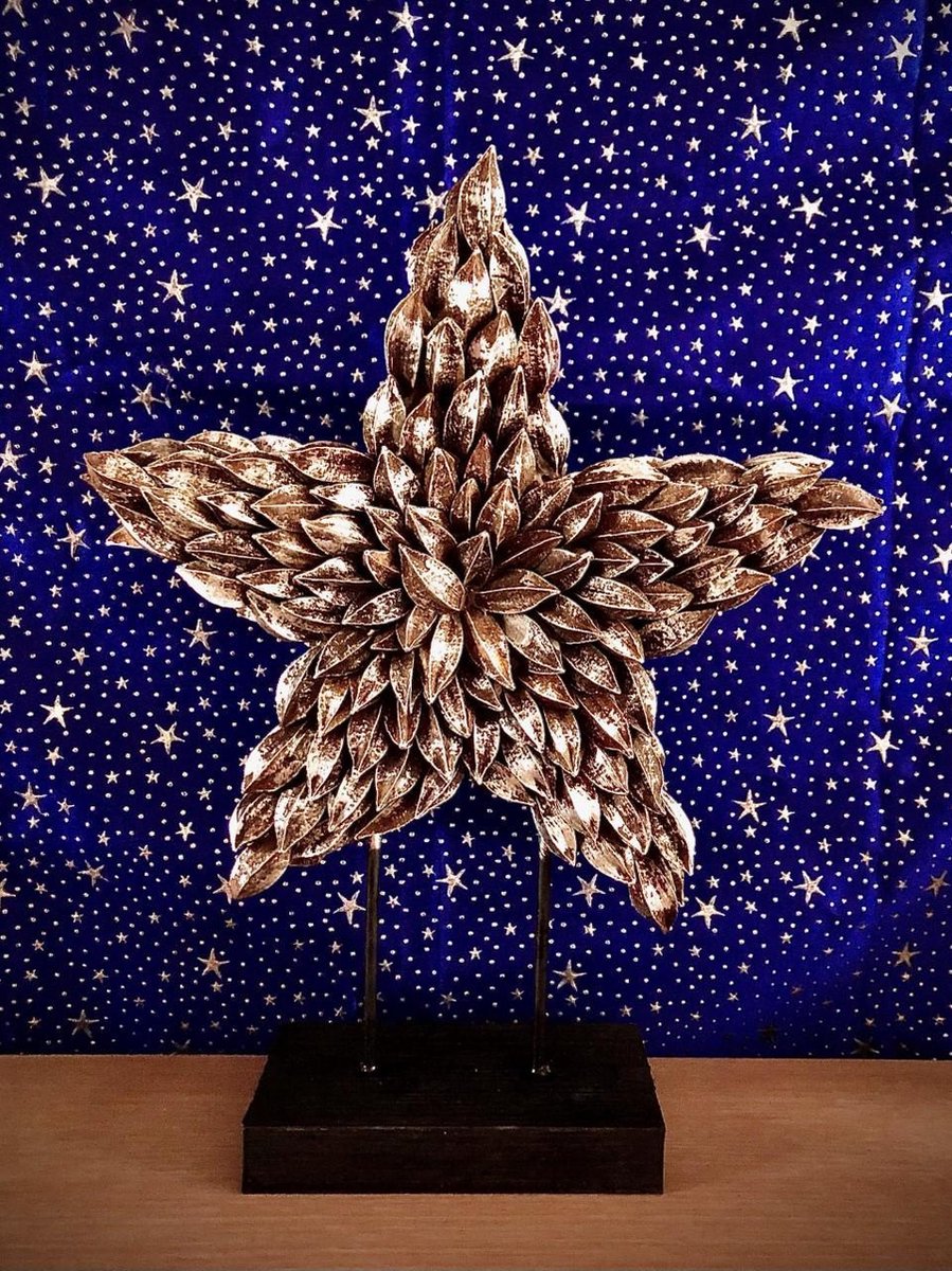 Natural Silver J-Pod Tree on Base 37 cm hoog - Christmas Star - kerstster - handgemaakt - kunststof - figuur - kerststukje - kerstdecoratie - kerstitem - accessoire - interieur - geschenk - gift - cadeau - kerst - nieuwjaar – verjaardag