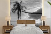 Papier peint - Papier Peint Papier peint photo Palmier surplombant sur la plage de Mo'orea en noir et blanc - Largeur 280 cm x Hauteur 280 cm