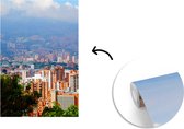 Behang - Fotobehang Het Colombiaanse Medellín dat zich uitstrekt tot aan de berg - Breedte 190 cm x hoogte 280 cm