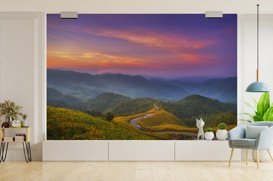Champ de fleurs dans un paysage de montagne au crépuscule 360x240 cm