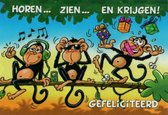 Horen… zien… en krijgen! Gefeliciteerd! Een bijzondere en feestelijke wenskaart met drie leuke en grappige apen op een tak in de boom. Een dubbele wenskaart inclusief envelop en in