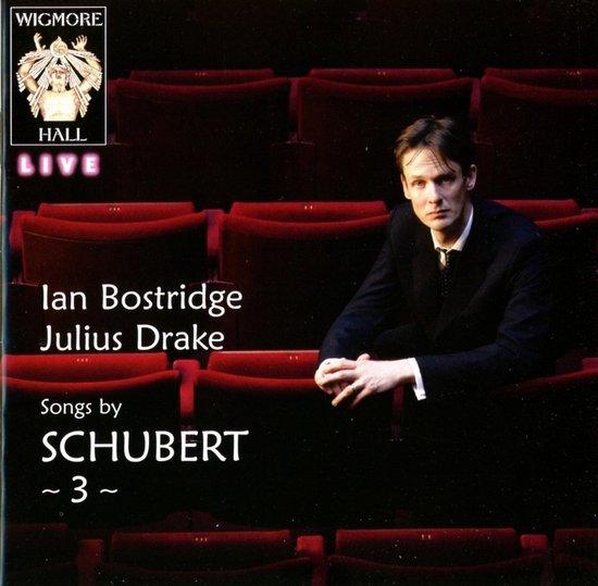 Ian Bostridge en Julius Drake voor een concert van Schubert, in rode theaterstoelen.
