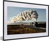 Affiche avec cadre Une locomotive à vapeur traversant un paysage accidenté - 60x40 cm