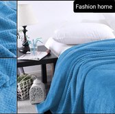 Fleece plaid deken  Licht Blauw, heerlijk groot en warm. 160x200 cm. Afgewerkt met een mooi structuur. Super lekker voor in de winter. Verkrijgbaar in 12 varianten en diverse kleuren. Dekbeds