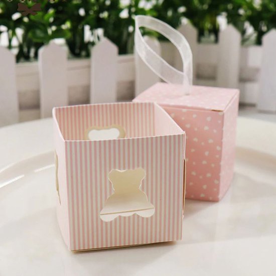 Boîte cadeau rose à rayures verticales blanches et découpe ours en peluche, couvercle de boîte avec petits cœurs blancs.