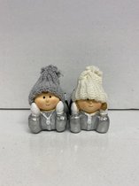 Kerstbeeldjes - Set van 2 stuks - Kerst jongen en meisje- liggend - zilver - Kerstdecoratie - 10.5x5x7.5cm