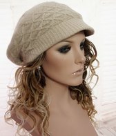 Dubbel gebreide warme damespet baret met kort klepje kleur beige maat M L XL