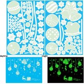 Raam Decoratie - Kerst Decoratie - 2022 - Nieuw - Lichtgevende Kerst Stickers - Sneeuwvlokken - Deco Kerst - Statische Raamstickers - Glas - Decoratie - Glow in the Dark - Kerstballen en Snee