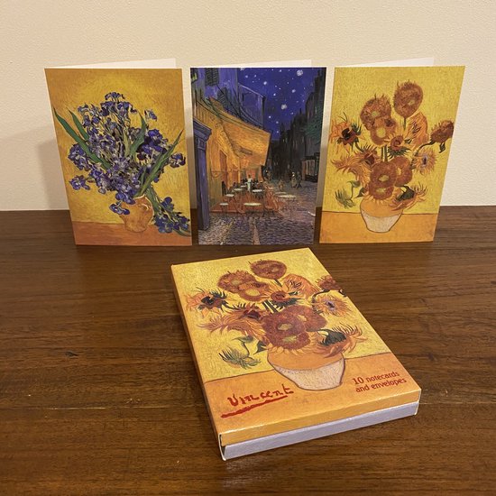 Ansichtkaarten met Van Goghs irissen, een Parijse straatscène 's nachts en zonnebloemen.
