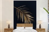 Papier peint photo peint photo Portrait de feuilles d'or - Feuille d' or avec des lames sur fond noir Papier fotobehang vinyle largeur 160 cm x hauteur 240 cm - Impression photo sur papier peint vinyle (existe en 7 tailles) - chambre/salon/bureau