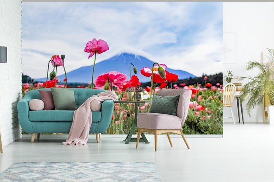 Behang - Fotobehang Roze papavers voor een berg - Breedte 450 cm x hoogte 300 cm