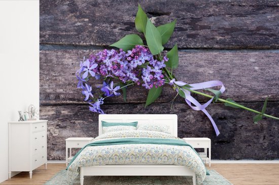 Bouquet de lilas violets sur table en bois papier peint photo 330x220 cm - Tirage photo sur papier peint