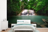 Behang - Fotobehang Foto van een meer onder een waterval in het Nationaal park Erawan in Thailand. - Breedte 420 cm x hoogte 280 cm