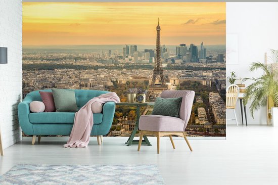Papier peint photo en vinyle - Paris et la tour Eifffel avec un ciel très coloré largeur 390 cm x hauteur 260 cm - Tirage photo sur papier peint (disponible en 7 tailles)
