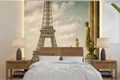 Behang - Fotobehang De Eiffeltoren en de beelden van het Palais de Chaillot - Breedte 240 cm x hoogte 240 cm
