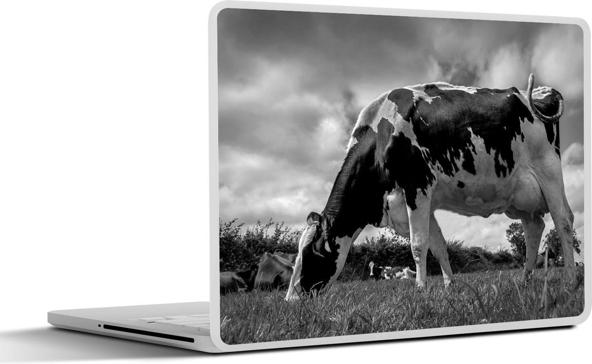 Afbeelding van product SleevesAndCases  Laptop sticker - 13.3 inch - Een Friese koe met donkere wolken boven zich - zwart wit
