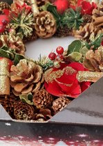 Kerstkrans - wanddecoratie - dennenappel/bladeren/bessen/kerstbal goudkleurig  - Ø34cm