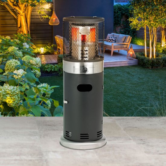 Zwarte staande terrasverwarmer met zilverkleurige details op een mooi verlichte tuin met meubilair.