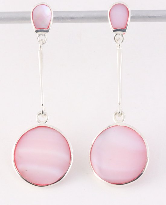 Lange zilveren oorstekers met roze parelmoer
