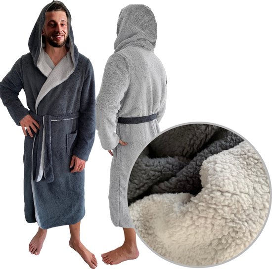 Homme portant un peignoir gris foncé réversible à capuche, doublure gris clair et ceinture.