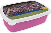 Broodtrommel Roze - Lunchbox Mensen in voetbalstadion - Brooddoos 18x12x6 cm - Brood lunch box - Broodtrommels voor kinderen en volwassenen