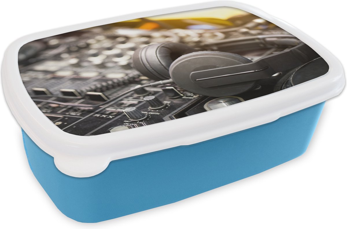 Broodtrommel Blauw - Lunchbox - Brooddoos - Grijze koptelefoon op een mengpaneel - 18x12x6 cm - Kinderen - Jongen