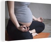 Une femme enceinte pratiquant le yoga sur toile 140x90 cm - Tirage photo sur toile (Décoration murale salon / chambre)