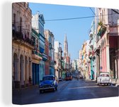 Canvas Schilderij Klassieke autos in de straten van Habana Vieja in Cuba - 80x60 cm - Wanddecoratie