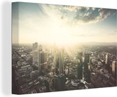Canvas Schilderij De zon schijnt op de stad Frankfurt am Main in Duitsland - 60x40 cm - Wanddecoratie